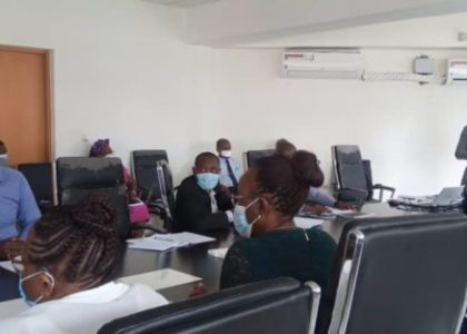 El Vice Ministro de Sanidad Mitoha Ondo Ayekaba se reúne con la ONG «Sonrisa Emeno»
